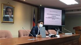 蔡適應秀出論文反擊抄襲疑雲。(圖/翻攝自蔡適應臉書直播)