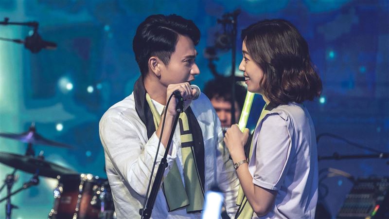 劉冠廷演唱會「擁吻陳庭妮」畫面閃爆