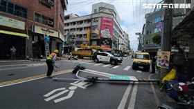 彰化員林路口紅綠燈，因中颱軒嵐諾強陣風吹倒，壓傷一名機車女騎士。（圖／王姓民眾提供）