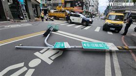 彰化員林路口紅綠燈，因中颱軒嵐諾強陣風吹倒，壓傷一名機車女騎士。（圖／王姓民眾提供）