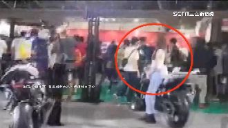 正妹靠倒重機　廠商：輕微刮傷免賠