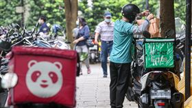 疫情嚴峻  國民黨籲政府正視外送員防疫安全國內COVID-19疫情嚴峻，全台各縣市陸續啟動居家照護，中央流行疫情指揮中心近日要求社區管委會不得阻止外送員送餐給居家隔離或照護者，國民黨25日呼籲政府應正視外送員防疫安全。圖為外送員在新北市新店區整理外送餐點。中央社記者鄭清元攝  111年4月25日