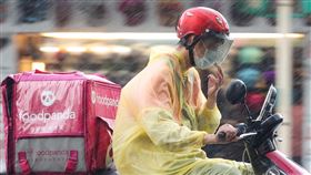 北市午後降雨（1）受到對流雲系發展影響，台北市30日午後降下雨勢，文山區有外送業者穿上雨衣，騎著機車在街頭辛勤接單。中央社記者鄭清元攝  111年8月30日