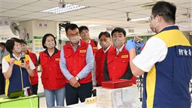 陳吉仲視察中秋郵包管理(農委會提供)