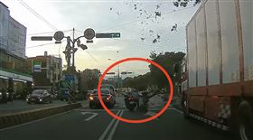 神準！樹幹斷裂砸路過男騎士　畫面曝