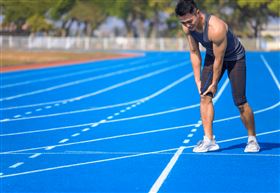 運動強度是否進展過快，安全的運動計畫應以循序漸進為主。很多上班族是「周末運動員，平時久坐不動只在周末突然從事登山、健行，反而因此造成關節過度使用與不適。