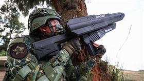 發現不明無人機後，待命班人員運用干擾槍及7.62口徑以下武器實施防衛射擊。（圖／軍聞社提供，軍聞社記者周昇煒攝）
