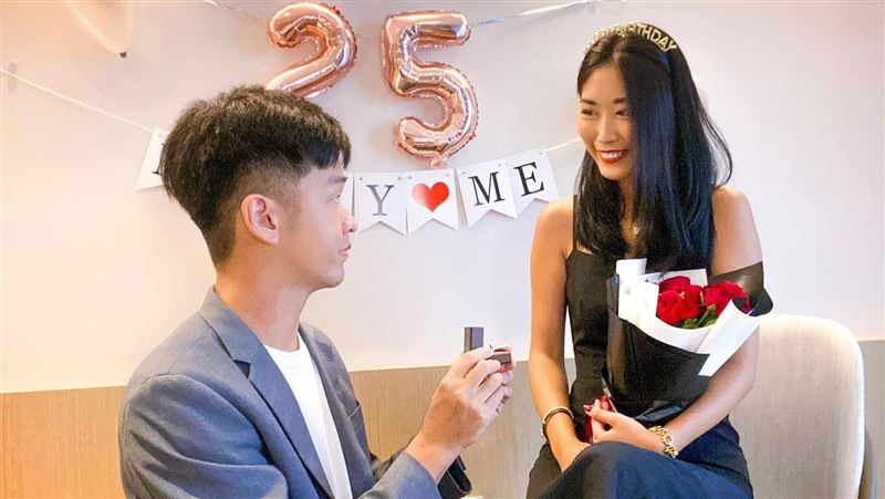 香蕉求婚了！捧鑽戒套牢小9歲女友