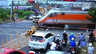 獨／貨車硬闖卡平交道　險撞上自強號