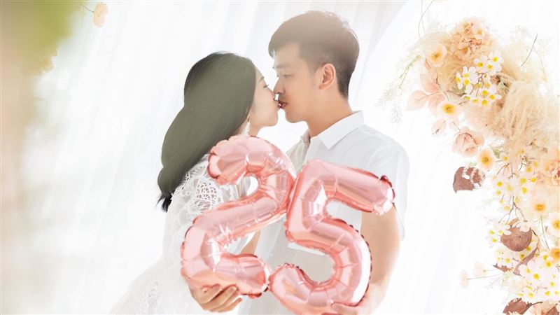 新／雙喜臨門？香蕉超正女友洩婚紗照