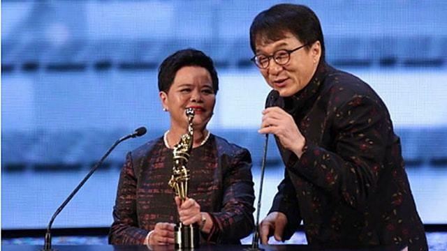 她被劉德華寵著！不識字卻讓成龍頒獎