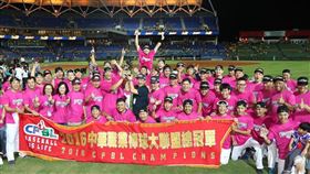 羅力2016年隨義大犀牛奪冠。（資料圖／翻攝自義大犀牛臉書）