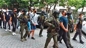  竹聯幫東堂大哥李振豪（藍衣者）涉嫌販賣82豬仔至柬埔寨。（資料照）