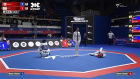 羅嘉翎遭對手踢中肋骨，痛苦倒地不起。（圖／擷取自World Taekwondo頻道）