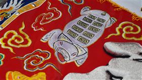 ▲八仙彩上繡糕餅？（圖／寶島神很大）