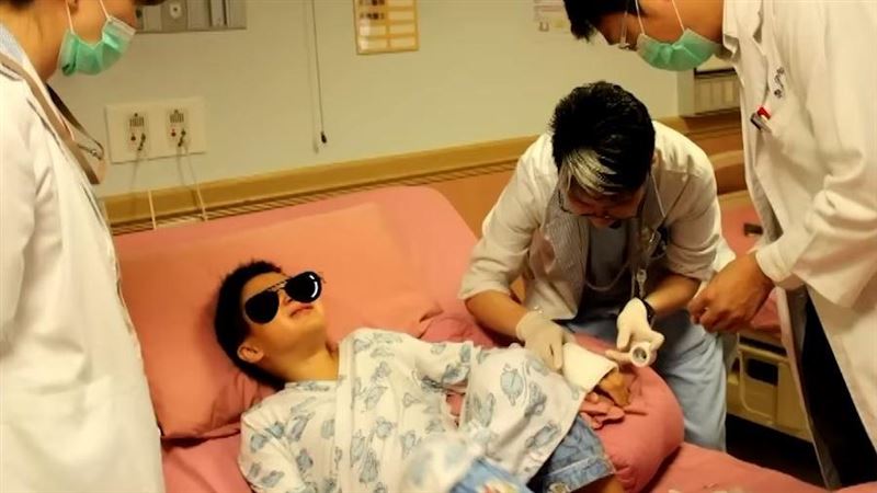 男星兒高燒！送醫被劃開手臂險截肢