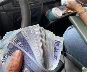 彎腰,血汗錢,日薪,工地,沙包(翻攝自 爆廢公社公開版)