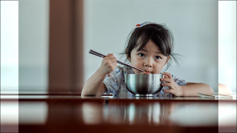 幼兒吃副食品　小心嗆到釀悲劇