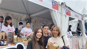 巴黎第5屆國際美食節  台味素刈包受歡迎巴黎第5屆國際美食節參觀民眾享用包有豆腐和香菇的台式口味小吃素刈包後表示，口感跟味道都很好，之後還會再來買。中央社記者曾婷瑄巴黎攝  111年9月3日