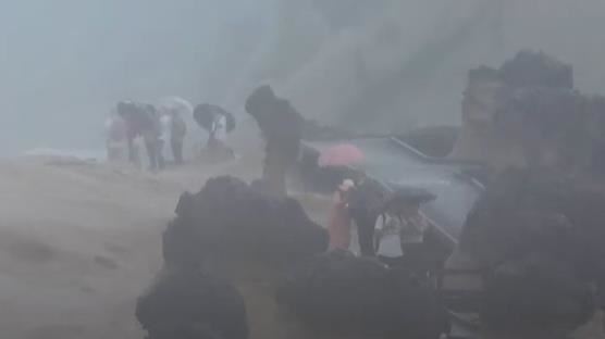 颱風玩命？民眾冒雨和女王頭拍照