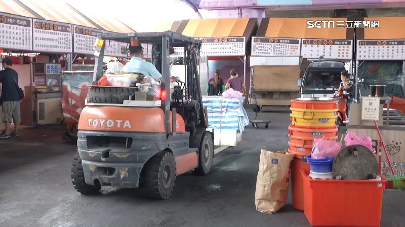 整間店「搬家」！超商靠堆高機躲颱風