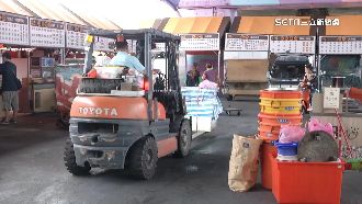 整間店「搬家」！超商靠堆高機躲颱風