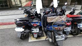 機車慘被擠出停車格！她氣炸報警嗆提告：台北素質這麼差？（圖／翻攝自爆料公社）