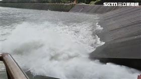 石門水庫從今天下午3時進行調節性洩洪。（圖／翻攝畫面）