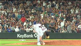 ▲普利賽克（Zach Plesac）怒捶投手丘，導致右手小指受傷。（圖／翻攝自Casey Drottar推特）