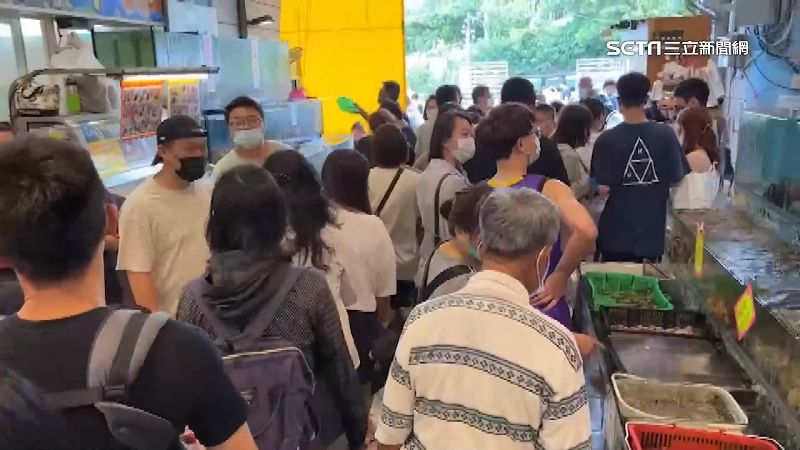 禁戲水改衝美食　遊客後壁湖嗑海鮮