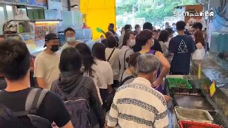 禁戲水改衝美食　遊客後壁湖嗑海鮮