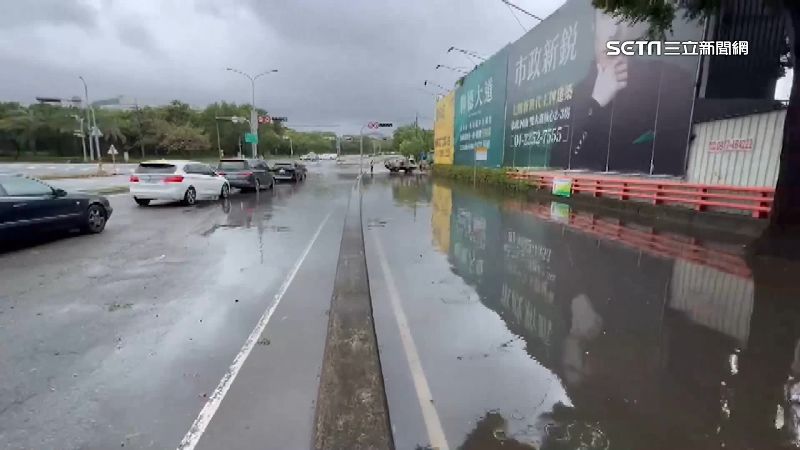 水溝堵塞！向上路機車道水淹成河