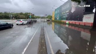 水溝堵塞！向上路機車道水淹成河