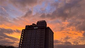 颱風逼近  台東出現火燒雲（3）颱風軒嵐諾接近台灣，3日傍晚台東地區一度出現火燒雲景象，天際一片橘紅。中央氣象局表示，火燒雲會出現在太陽剛升起或快下山時，因角度較低，紅色光線較易折射，折射到雲層時就會造成火燒雲。中央社記者盧太城台東攝  111年9月3日