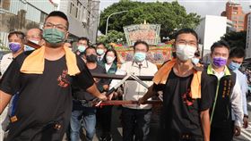 全台首邑縣城隍廟「夜巡抓鬼」  黃偉哲扶轎台南市北區「全台首邑縣城隍廟」每年農曆7月鬼門關後會舉辦顯祐伯城隍爺暗訪夜巡查，今年活動吸引大批信眾共襄盛舉，台南市長黃偉哲（中）3日到場扶轎出發。（台南市政府提供）中央社記者楊思瑞傳真  111年9月3日