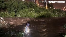 越南籍阮男受困三峽河中，警消涉水將他救回岸上。（圖／翻攝畫面）