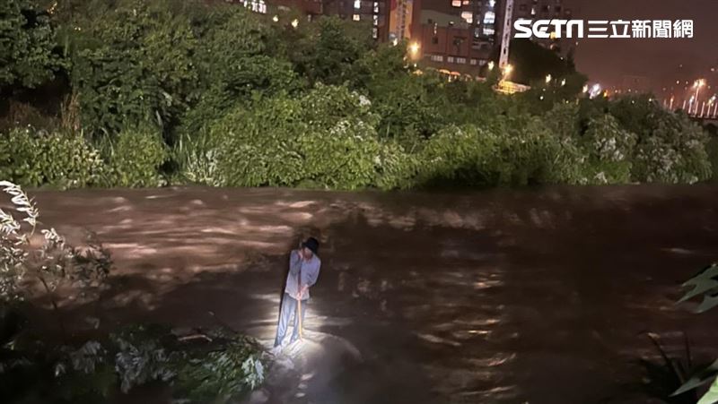 越籍男受困三峽河　25警消涉水搶救