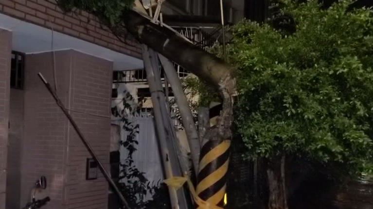 軒嵐諾吹斷電線桿　火花噴出傾倒民宅