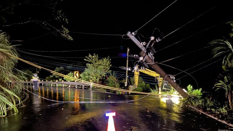 軒嵐諾挾豪雨！平溪3處落石電桿倒塌