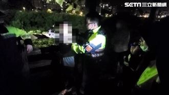 逃逸移工颱風夜撿包包　受困三峽河