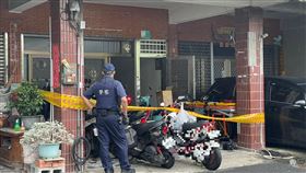 台南移工疑遭利刃攻擊致死 警追緝凶嫌台南市安南區一處外籍移工宿舍3日凌晨疑似發生移工肢體衝突事件，30歲越南籍移工潘姓男子疑遭另名男移工持利器攻擊致死，警方到場拉起封鎖線展開調查。（讀者提供）中央社記者楊思瑞台南傳真  111年9月3日