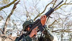 面對中國無人機侵擾，金防部各據點官兵演練併用干擾槍信號干擾及控制、7.62mm口徑以下武器防衛射擊及信號彈示警等手段。（圖／軍聞社提供)