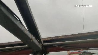 宜蘭電桿爆炸停電　礁溪分局屋頂吹飛