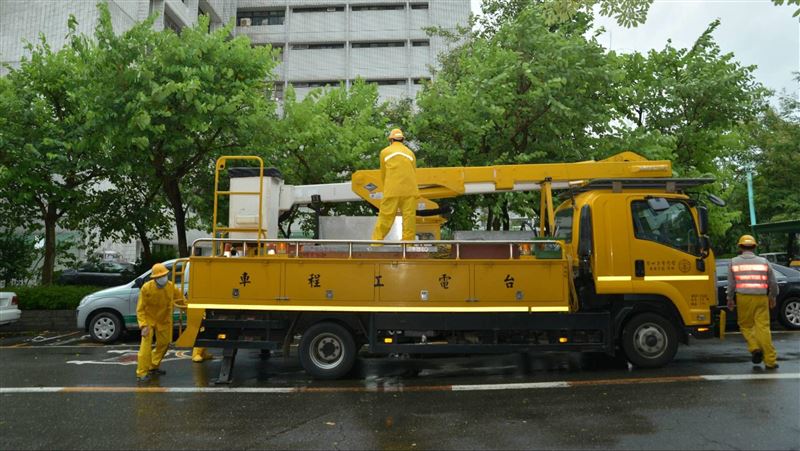 颱風襲台逾4千戶未復電　台電續搶修