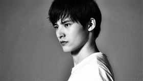 岡田健史經歷風波後決定以本名水上恒司重新出發。（圖／翻攝自水上恒司IG）