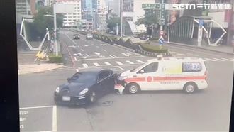 高雄保時捷刹不住　直接撞救護車