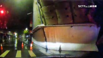 鷹架倒塌砸百萬警車　玻璃、車頭損毀