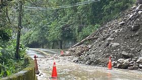 苗栗縣南庄鄉東河村苗21線東河段因坍方導致人車無法通行（圖／翻攝自羅春蓮臉書）