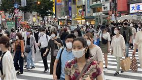 變種病毒株傳染力強  日專家憂第5波疫情7月來襲日本為防止武漢肺炎疫情擴大，對東京、大阪等10地發布緊急事態宣言，20日除了沖繩縣外，9地解封。因Delta變種病毒株等傳染力強，專家憂心7月下旬至8月第5波疫情將襲來。圖為20日東京澀谷車站前。中央社記者楊明珠東京攝  110年6月20日