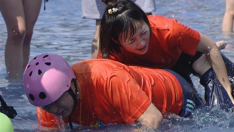 女神撐不住鬆手了　胡瓜落水樣惹噴笑